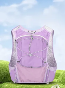 Detail der lila Laufweste mit atmungsaktivem Mesh und reflektierenden Sicherheitsstreifen