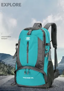 Outdoor 50L wandelrugzak in groenblauw en grijs tegen een schilderachtige bergweginstelling