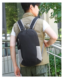 Détails du sac à dos pliable avec poches latérales en filet et sangles de transport robustes