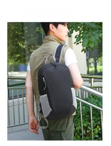 Détail du sac à dos de randonnée pliable imperméable avec poches latérales en filet