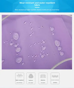 Detail von violettem wasserabweisendem Stoff mit hydrophoben Tropfen auf der Oberfläche