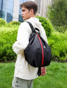 Faltbarer schwarzer Outdoor-Rucksack mit rotem Reißverschluss und wasserabweisendem Stoff