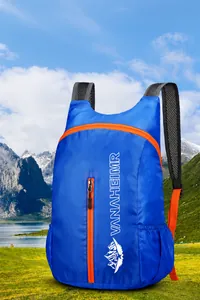 Macro-opname van waterbestendig nylon en oranje rits op de blauwe opvouwbare rugzak
