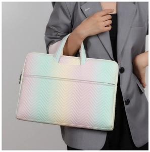 Detailansicht der gesteppten Laptoptasche mit Chevron-Muster und vorderem Reißverschluss