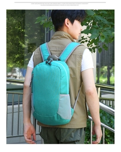 Détails du sac à dos pliable vert menthe avec poches latérales en filet et bretelles grises