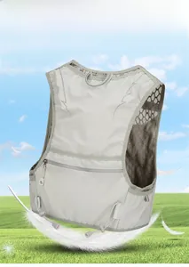 Vista macro dello schienale in rete traspirante e tessuto leggero dello zaino da trail
