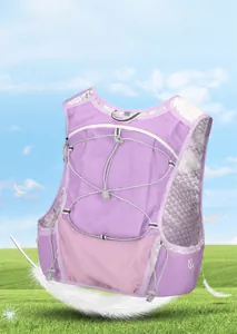 Detailansicht der lila Trinkweste mit atmungsaktivem Mesh und elastischen Kordelzügen
