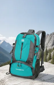 Detailweergave van een 50L outdoor wandelrugzak met mesh zijzakken en duurzaam nylon