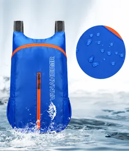 Detail van waterbestendig nylon materiaal en oranje rits op de blauwe rugzak