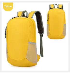 Détails d'un sac à dos de randonnée pliable jaune imperméable avec poches latérales