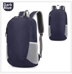 Détail du sac à dos de randonnée bleu foncé imperméable avec poche filet et sangles grises