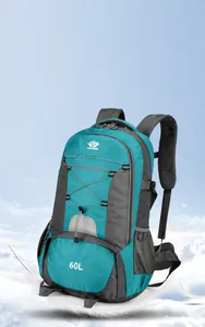 Detail eines wasserdichten 60L Outdoor-Rucksacks mit atmungsaktiven Netzgurten und Leichtbau
