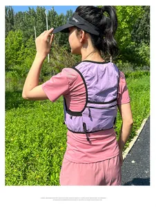 Dettaglio del gilet da corsa viola con tasche multiple a zip e motivi riflettenti