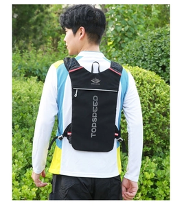 Détail de la veste de course noire légère avec logos réfléchissants et sangles de poitrine
