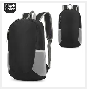 Détails du sac à dos de randonnée noir pliable avec poches filet latérales et double fermeture