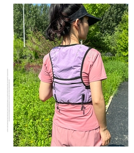 Dettaglio del gilet da corsa viola traspirante con corde elastiche e tasca con zip sul retro