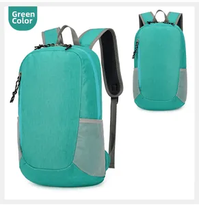 Vue détaillée du sac à dos de randonnée vert imperméable avec bretelles en maille filet