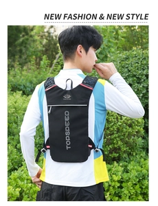 Gros plan du gilet de course noir avec détails réfléchissants et marquage du logo