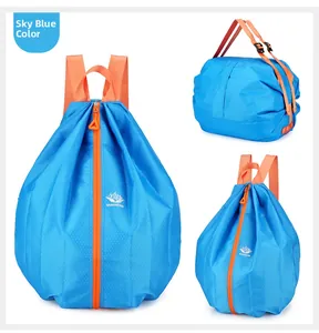 Drei-Ansichten-Layout des himmelblauen faltbaren wasserdichten Rucksacks mit Textur