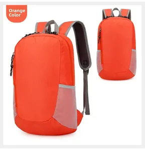 Détails du sac à dos pliable orange avec poches latérales en filet et doubles fermetures