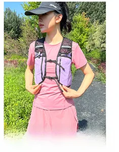Dettaglio del gilet da corsa viola con spalline in mesh traspirante e fibbie regolabili