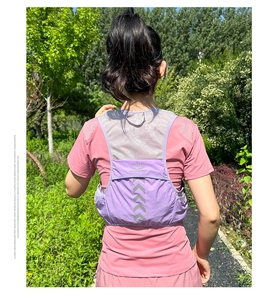Détail du gilet d'hydratation violet pour marathon avec mesh respirant et bandes réfléchissantes