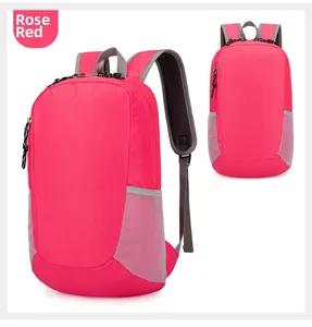 Vue détaillée de face et de côté d'un sac à dos de randonnée pliable rose rouge à poches