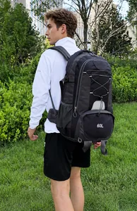 Detailansicht des wasserdichten 60L Wanderrucksacks mit Seitentaschen und Gurten