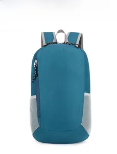 Vue détaillée du sac à dos de randonnée pliable bleu sarcelle avec poches filet latérales