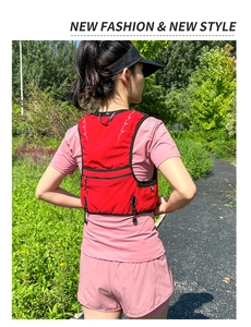 Vista posteriore dettagliata di un gilet idratazione rosso traspirante per corsa e bici