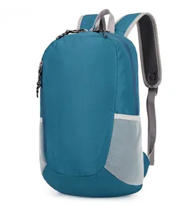 Vue latérale du sac à dos de randonnée pliable bleu avec bretelles en mesh respirant