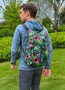 Detail van de opvouwbare rugzak met bloemenprint, mesh banden en waterbestendige stof
