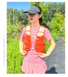 Detail der leuchtend orangefarbenen Trailrunning-Weste mit atmungsaktivem Mesh-Gewebe