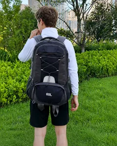 Detailansicht des wasserdichten 60L Wanderrucksacks mit robustem Stoff und Bergsteiger-Logo