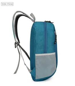 Vue latérale du sac à dos de randonnée pliable bleu avec poche filet et détails zippés