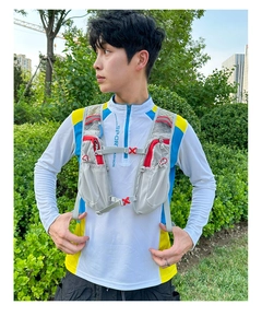Détails du gilet de course gris avec boucles de poitrine et attaches rouges de réglage