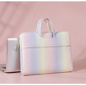 Detail der Laptoptasche mit Makronen-Farbverlauf und gesteppter Zickzack-Textur