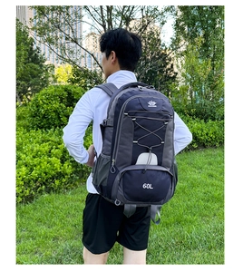 Detailansicht eines wasserdichten 60L Wanderrucksacks in Blau und Grau im Freien