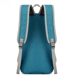 Vue arrière du sac à dos de randonnée avec bretelles rembourrées réglables en bleu