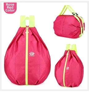 Detail des rosenroten faltbaren Rucksacks mit Wabenstruktur und gelben Reißverschlüssen