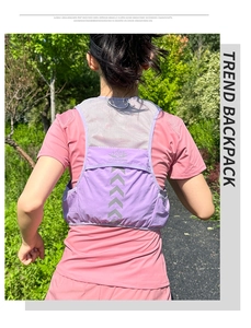 Vue arrière du gilet de course violet avec bande réfléchissante et mesh respirant sur athlète