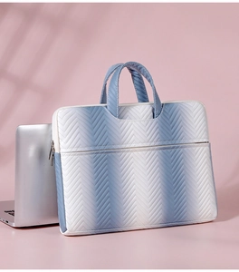 Detail der blau verlaufenden Laptoptasche mit Wellensteppung und gepolstertem Griff