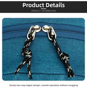 Détail des fermetures éclair bidirectionnelles sur un sac à dos de randonnée bleu imperméable