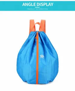 Detail des faltbaren blauen Rucksacks mit Wabenstruktur, orangefarbenem Reißverschluss