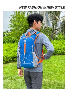 Nahaufnahme des blauen Radrucksacks mit orangefarbenen Gurten am Model