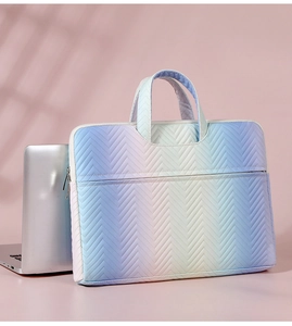 Detail der bunten Laptop-Tasche mit Farbverlauf, V-Steppnähten und Tragegriff im Detail
