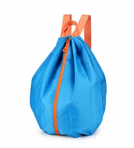 Detail eines blauen faltbaren Rucksacks mit Wabenstruktur und orangefarbenem Akzent