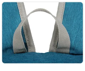 Gros plan du tissu texturé bleu et de la poignée de transport supérieure ergonomique