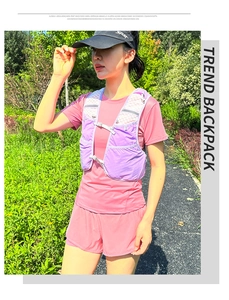 Nahaufnahme der lila Trinkweste mit verstellbaren Brustgurten für Outdoor Trailrunning