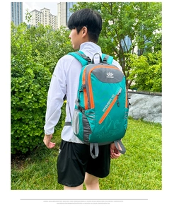 Détail d'un sac à dos de randonnée 40L vert avec fermetures éclair orange en extérieur